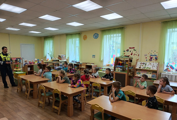 Инспектор ГИБДД в гостях у дошколят Инспектор ГИБДД в гостях у дошколят.