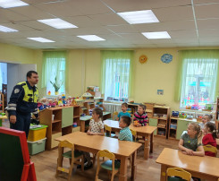 Инспектор ГИБДД в гостях у дошколят Инспектор ГИБДД в гостях у дошколят.