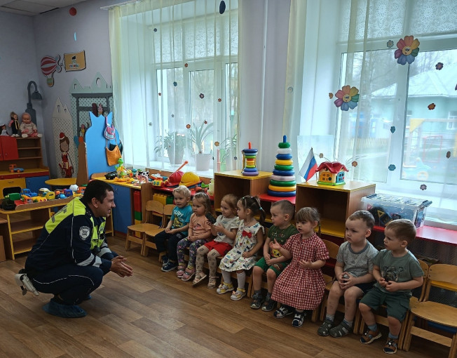 Инспектор ГИБДД в гостях у дошколят Инспектор ГИБДД в гостях у дошколят.